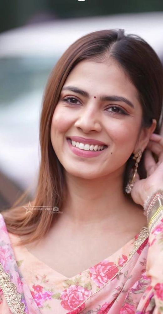 actress-malvika-mohan-hot-photos