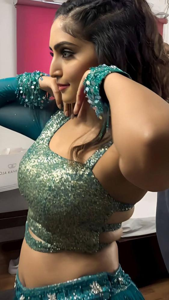 reba-monica-john-hot-photos