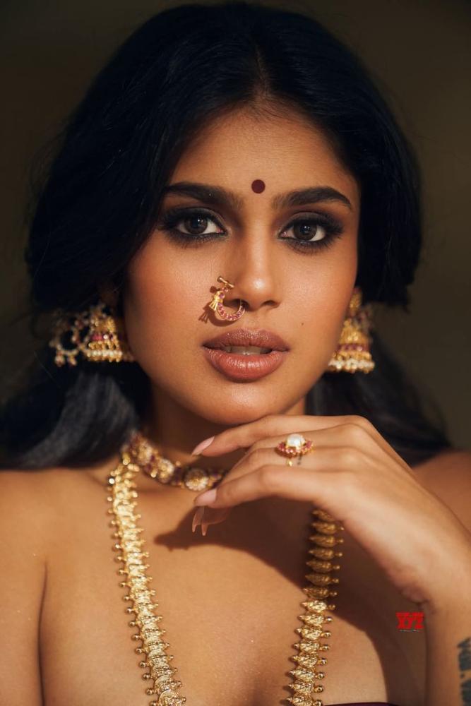 actress-dushara-vijayan-latest-photo-shoot