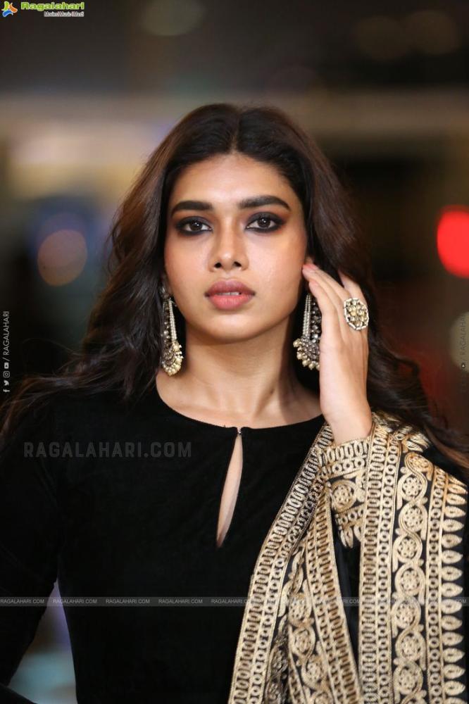 actress-dushara-vijayan-latest-photo-shoot