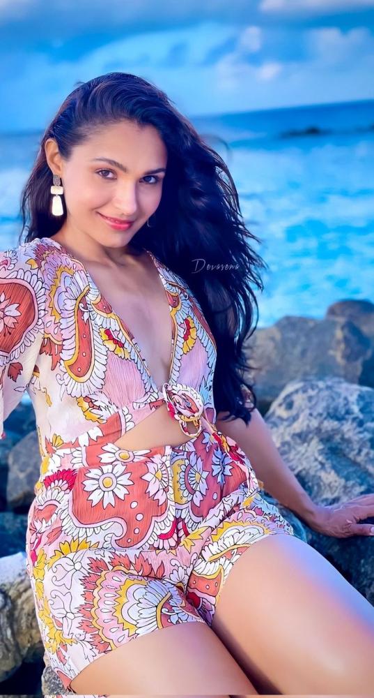 actress-andrea-jeremiah-hot-photos