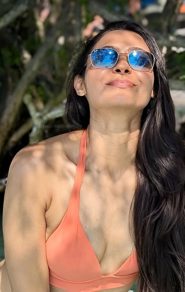 actress-andrea-jeremiah-hot-photos