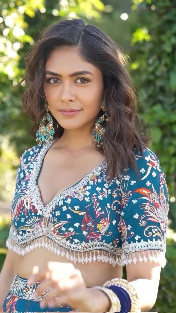 actress-mrunal-thakur-photos