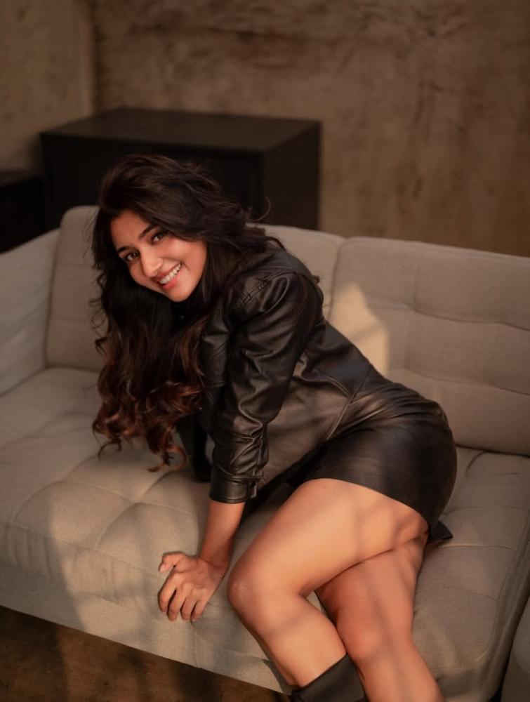 malayalam-actress-mirnaa-menon-photos