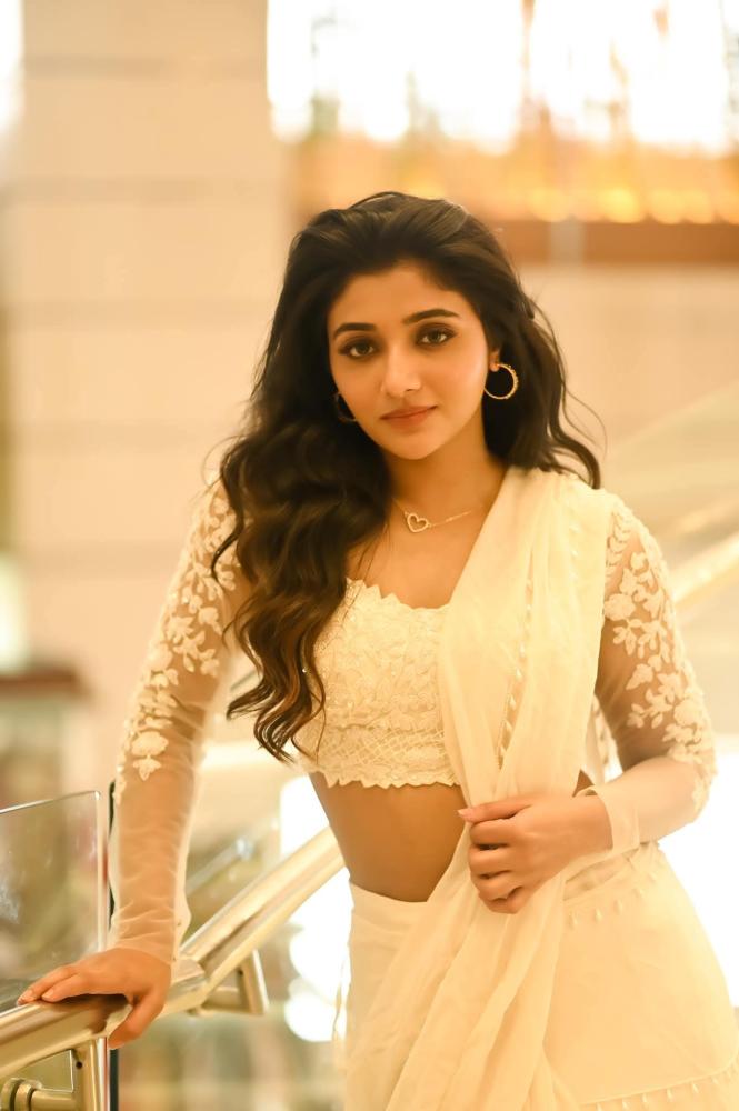malayalam-actress-mirnaa-menon-photos