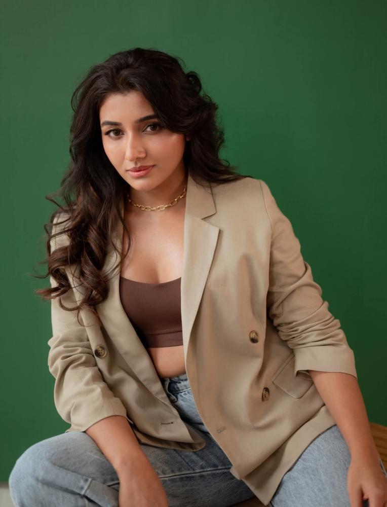 malayalam-actress-mirnaa-menon-photos
