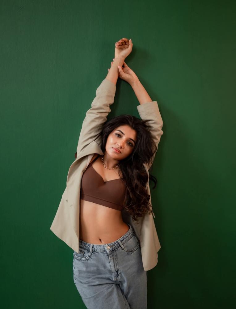 malayalam-actress-mirnaa-menon-photos