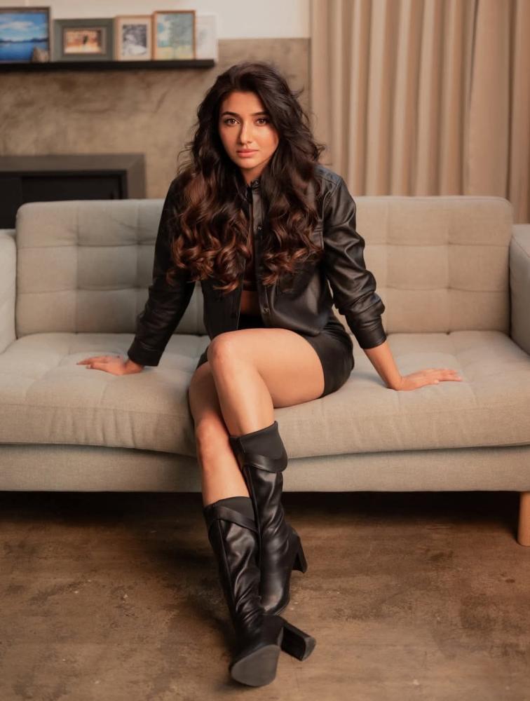 malayalam-actress-mirnaa-menon-photos