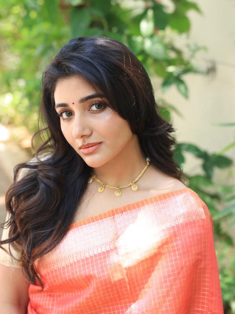 malayalam-actress-mirnaa-menon-photos