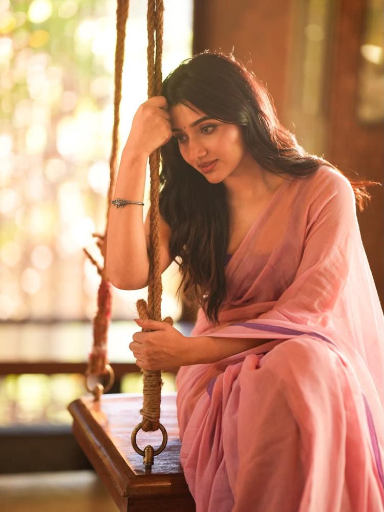 malayalam-actress-mirnaa-menon-photos