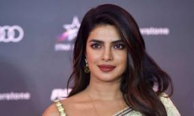 priyanka-chopra-jonas-corona-mask-designed-from-costumer