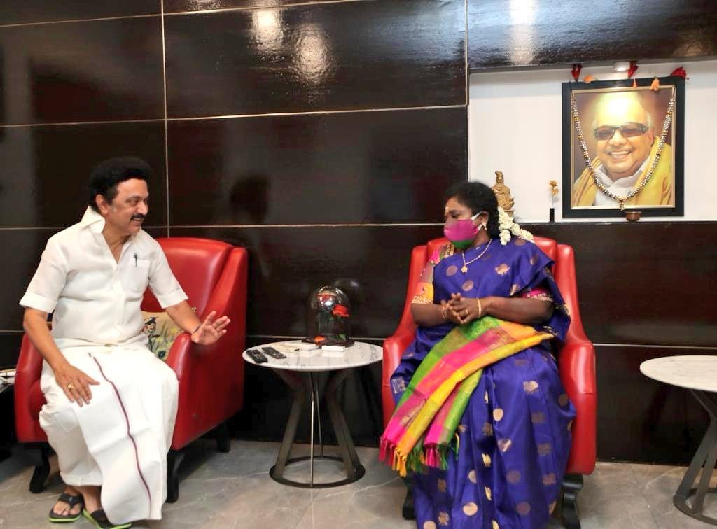 tamilisai-soundararajan-met-with-mk-stalin