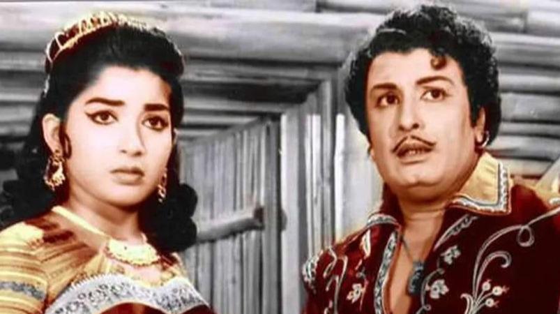 mgr-jayalalitha-movie-scene