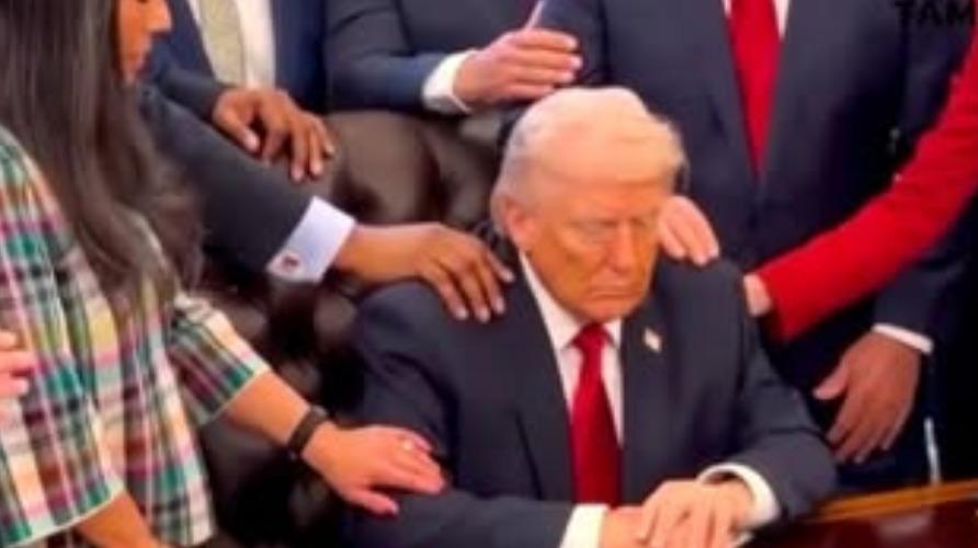 us-president-trump-prayer-in-white-house
